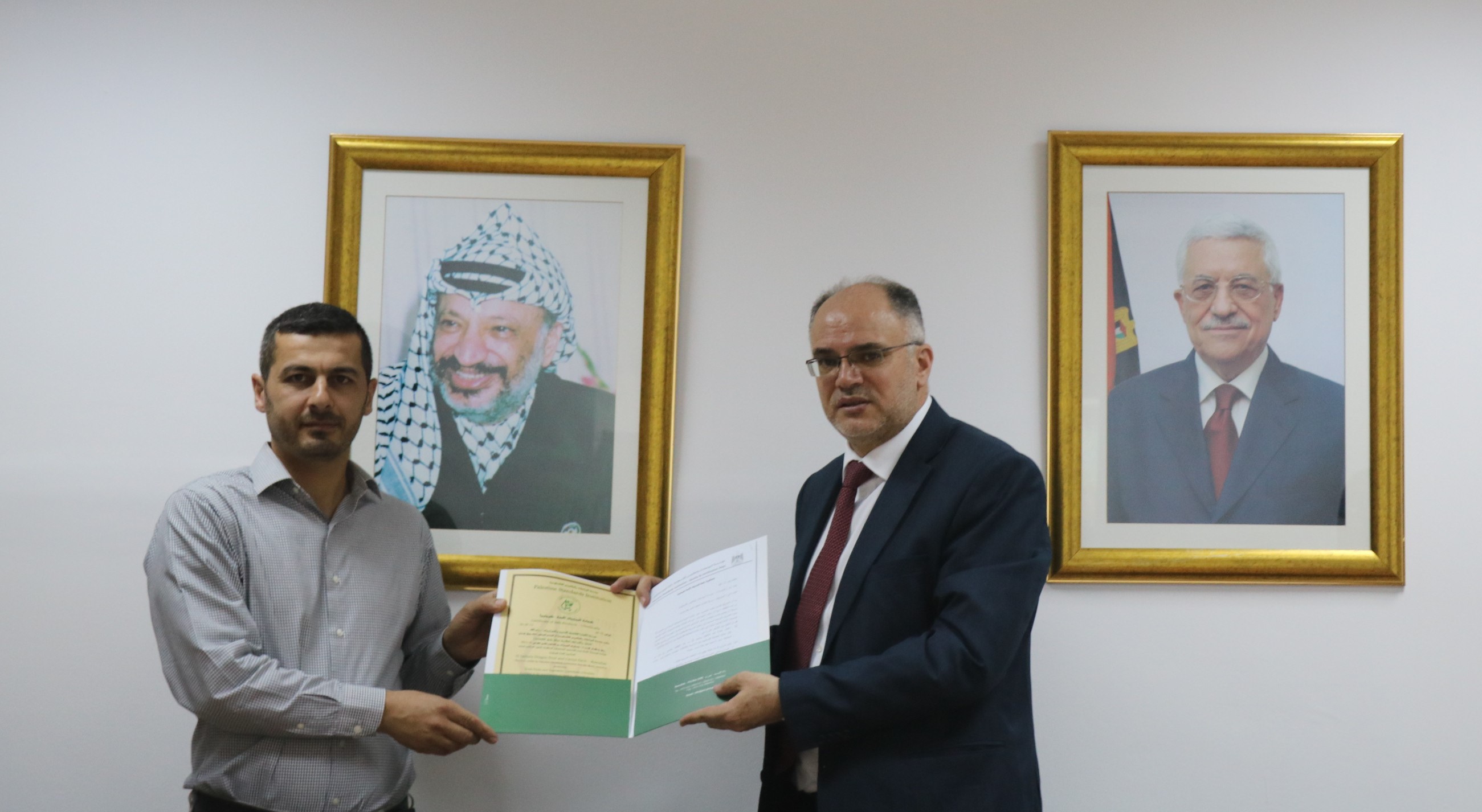 "المواصفات المقاييس" تمنح عدد من المزارعين والجمعيات الزراعية شهادة المنتجات الآمنة